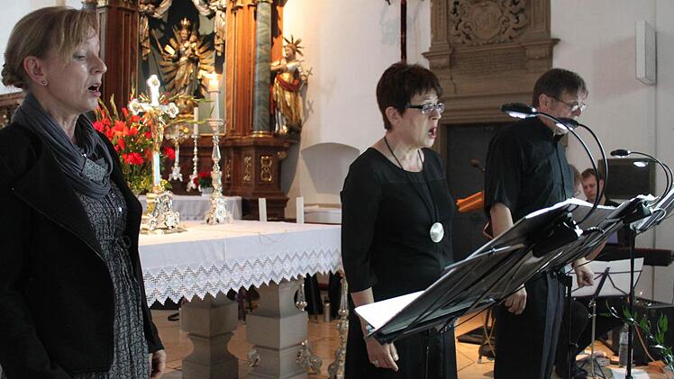 Hochkonzentriert: das Ensemble CantiCo in der Bad Staffelsteiner St.-Kilians-Kirche  Fotos: Markus Häggberg