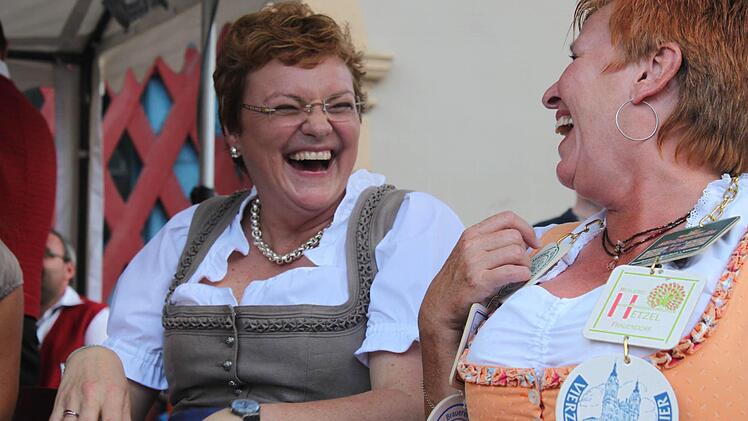 Na sowas, die Antwort war tatsächlich richtig? Anna Maria Schneider, Monika Hohlmeier und Bierkönigin Angelika Hümmer im Moment der Erkenntnis, dass sie mit Raten goldrichtig lagen. Foto: Markus Häggberg