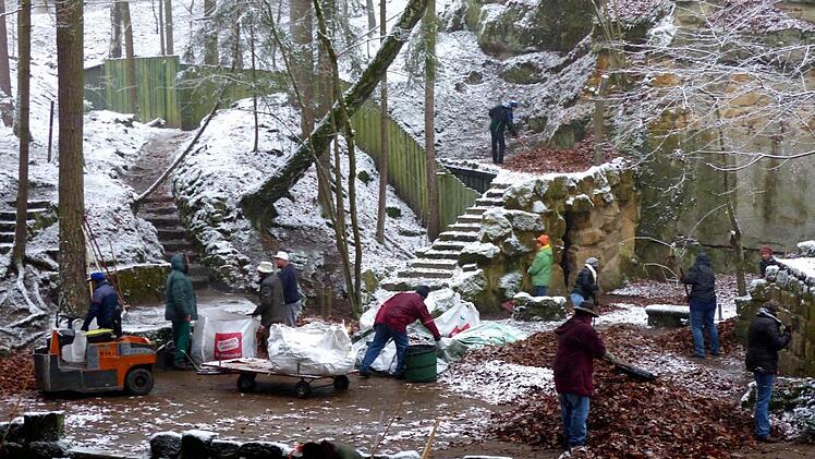 Unmengen von Laub haben die Mitglieder bei einem Arbeitseinsatz vom Gelände geräumt. Foto: Dieter Hübner