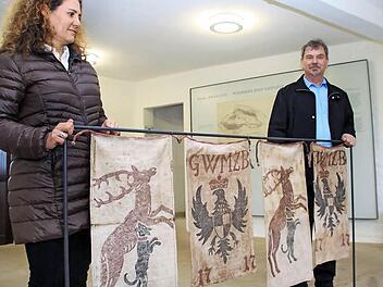 Christine Maget, die Leiterin der Schlösserverwaltung in Bayreuth, und Kastellan Günther Schwarzott zeigen Jagdlappen, die von den Markgrafen bei der Jagd eingesetzt wurden. Fotos: Alexander Hartmann