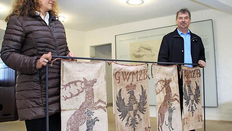 Christine Maget, die Leiterin der Schlösserverwaltung in Bayreuth, und Kastellan Günther Schwarzott zeigen Jagdlappen, die von den Markgrafen bei der Jagd eingesetzt wurden. Fotos: Alexander Hartmann