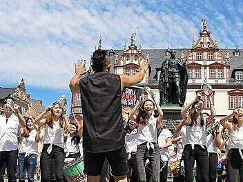 Stürmischen Applaus erntete die Gruppe Samba Masala aus Singapur für ihre Kostprobe am Donnerstag auf dem Marktplatz. Foto: Ulrike Nauer