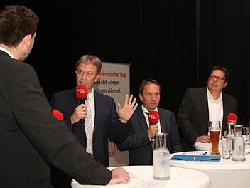 Rund 70 Minuten lang stellten sich die beiden Landratskandidaten Klaus Löffler (CSU/2. v. l.) und Norbert Gräbner (SPD/3. v. l.) den Fragen der beiden Morderatoren Marian Hamacher (links) und Thomas Apfel (rechts). Foto: Barbara Herbst