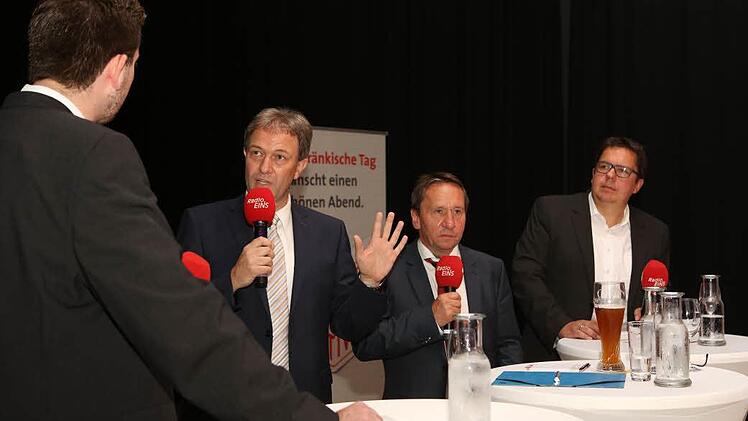 Rund 70 Minuten lang stellten sich die beiden Landratskandidaten Klaus Löffler (CSU/2. v. l.) und Norbert Gräbner (SPD/3. v. l.) den Fragen der beiden Morderatoren Marian Hamacher (links) und Thomas Apfel (rechts). Foto: Barbara Herbst