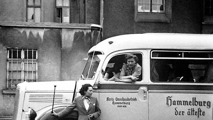 Mercedesbus mit Frauen.  Repro: Karlheinz Franz