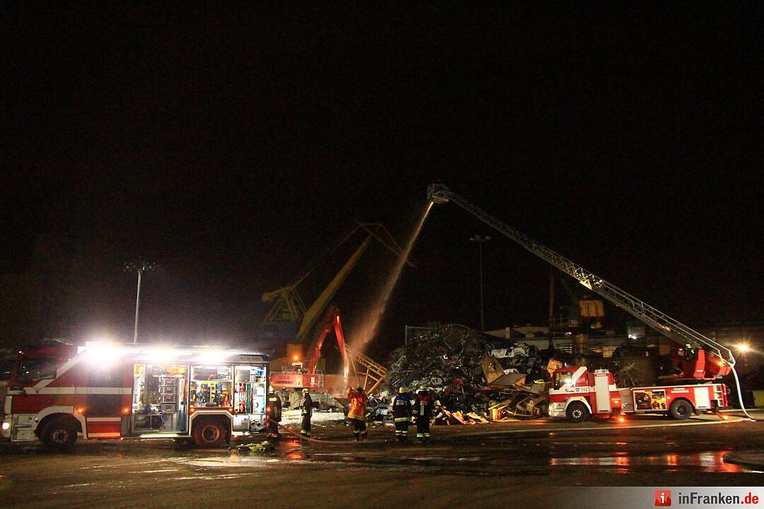 Großbrand im Nürnberger Hafengebiet - Anwohner sollten Fenster und Türen geschlossen halten
