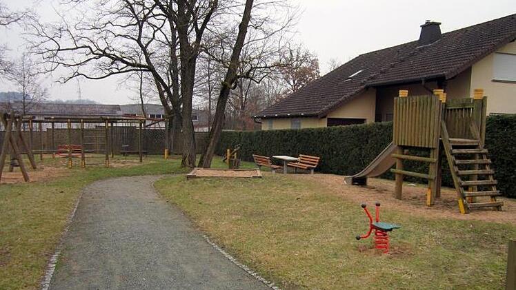 Auf dem Kinderspielplatz in der Goethestraße müssen die Rutsche, die Kletterkombination, die Federwippe und die Doppelschaukel erneuert werden.  Foto: Gemeinde Marktzeuln