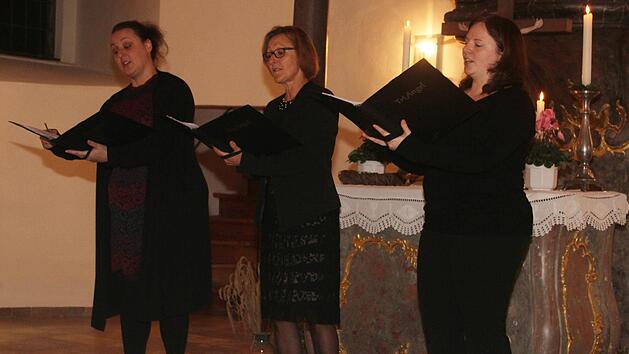 Katharina Kr&uuml;ckl, Rita Kr&uuml;ckl und Evamaria Scheidel &uuml;berzeugten mit ihren Klangspielen. Die drei passionierten S&auml;ngerinnen hatten es sich zur Aufgabe gemacht, die Berndorfer Kirche in einen Klangraum zu verwandeln .Sonny Adam