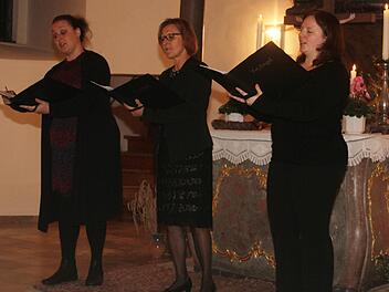 Katharina Krückl, Rita Krückl und Evamaria Scheidel überzeugten mit ihren Klangspielen. Die drei passionierten Sängerinnen hatten es sich zur Aufgabe gemacht, die Berndorfer Kirche in einen Klangraum zu verwandeln .Sonny Adam