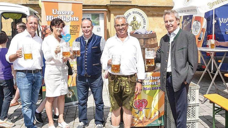 Festwirt Joseph Kainz, Vorsitzende der Bayreuther Schausteller Gudrun Sommerer, Festplatzverantwortlicher Jan Kempgens, Georg Oberst und Vorstand Hans-Joachim Leipold von der Bayreuther Bierbrauerei AG (vl).