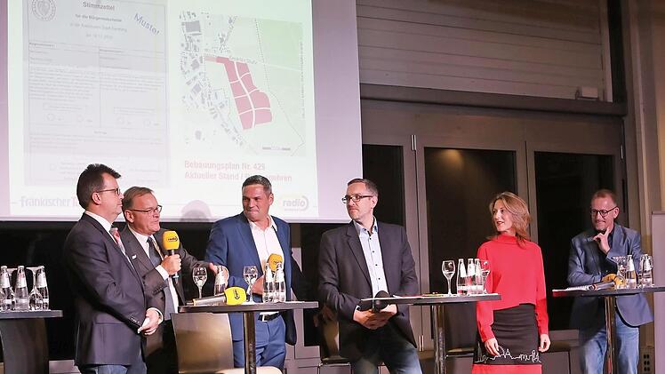 Auf dem Podium pl&auml;dierten (v.l.) Christian Lange und OB Andreas Starke f&uuml;r das Ratsbegehren, w&auml;hrend (v. r.) Volker Braun und Karin Einwag f&uuml;r das B&uuml;rgerbegehren eintraten. Mischa Salzmann (Radio Bamberg) und Michael Memmel (Fr&auml;nkischer Tag) moderierten.  Fotos: Barbara Herbst