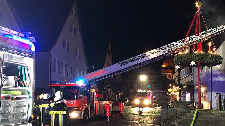 In einem Fachwerkhaus am Marktplatz von Cadolzburg ist am Sonntag ein Brand ausgebrochen. Foto: NEWS5 / Schmelzer
