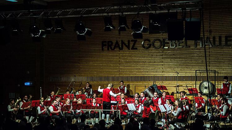 Impressionen vom Weihnachtskonzert mit dem Jugendorchester und dem Musikverein Stadt Rödental in der fast ausverkauften Franz-Goebel-Halle.Foto: Jochen Berger