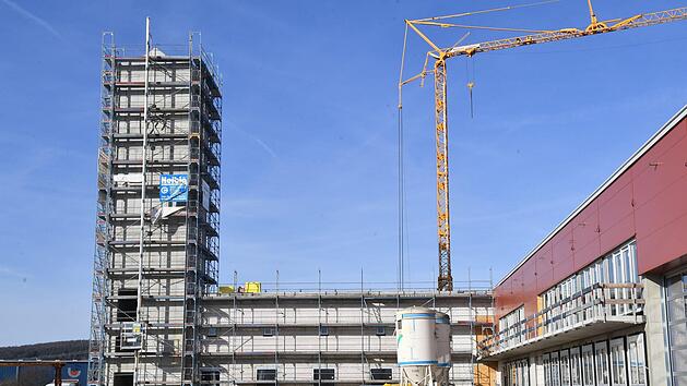 Den Schlauchturm am neuen Gel&auml;nde der Hallstadter Wehr sieht man schon von weitem. Foto: Ronald Rinklef