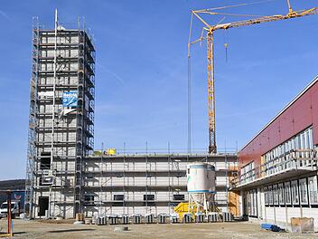 Den Schlauchturm am neuen Gelände der Hallstadter Wehr sieht man schon von weitem. Foto: Ronald Rinklef