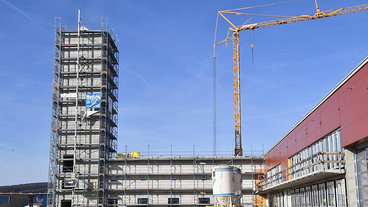 Den Schlauchturm am neuen Gelände der Hallstadter Wehr sieht man schon von weitem. Foto: Ronald Rinklef