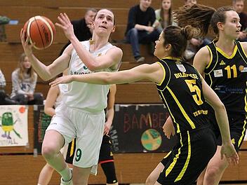 Zwei Generationen Damenbasketball, von links: die Bambergerin Julia Förner (18 Jahre) sowie die Münchnerinnen Anne Delafosse (34) und Emily Bessoir (17) Foto: sportpress