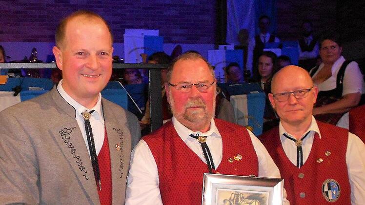 Reiner Hofmann (Mitte) wurde zum Ehrenvorsitzenden ernannt. Der Vorsitzende des Musikvereins Burghaig Martin Sack und sein Stellvertreter Matthias Hahn gratulierten. Foto: Sonny Adam