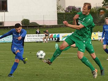 Der Sander Johannes Bechmann (rechts) wirft sich in den strammen Torschuss des W&uuml;rzburgers Adrian Istrefi und lenkt den Ball zur Ecke ab. Foto: G&uuml;nther Geiling