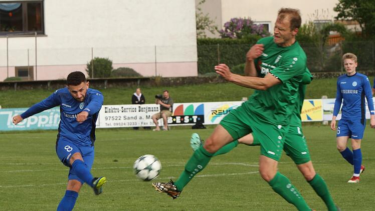 Der Sander Johannes Bechmann (rechts) wirft sich in den strammen Torschuss des W&uuml;rzburgers Adrian Istrefi und lenkt den Ball zur Ecke ab. Foto: G&uuml;nther Geiling