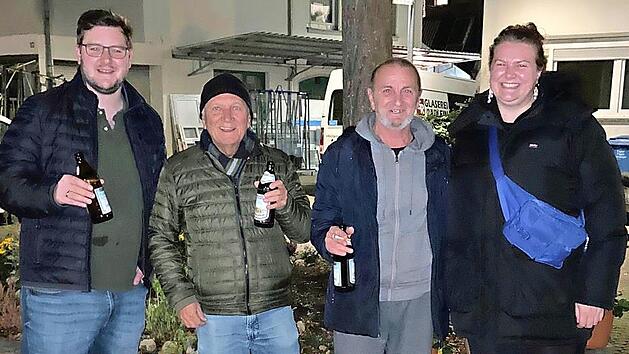 SPD-OV-Vorsitzender Stephan Lösel, Nachbar und SPD-Mitglied Wolfgang Bialluch (v. links) und Anna Hoppe (SPD-OV-Vorstandsmitglied) haben sich bei Herrn Nesterenko bedankt.
