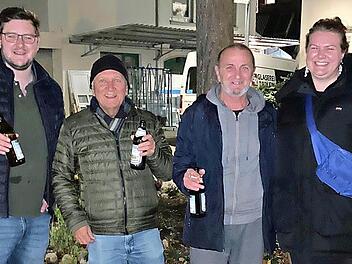 SPD-OV-Vorsitzender Stephan Lösel, Nachbar und SPD-Mitglied Wolfgang Bialluch (v. links) und Anna Hoppe (SPD-OV-Vorstandsmitglied) haben sich bei Herrn Nesterenko bedankt.