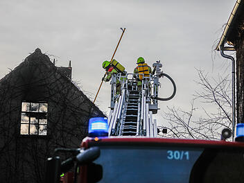 Scheune komplett ausgebrannt: Feuerwehr mit Drehleiter im Einsatz