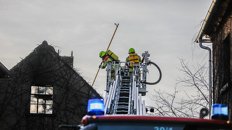 Scheune komplett ausgebrannt: Feuerwehr mit Drehleiter im Einsatz