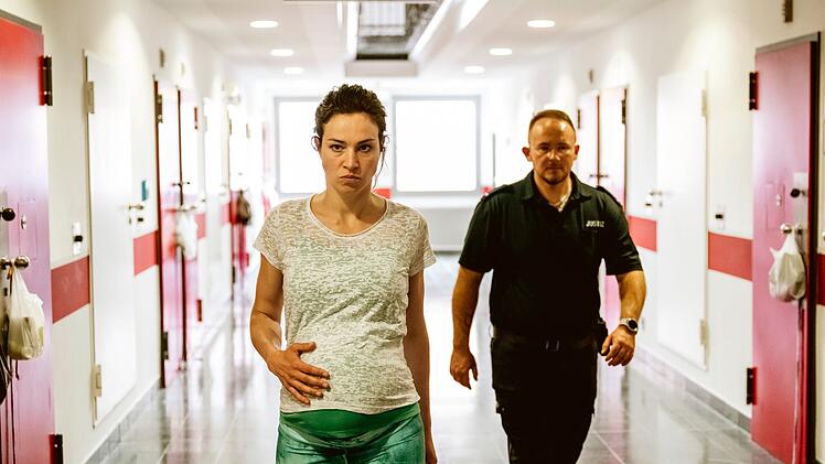 Sandra (Franziska Hartmann) kämpft mit Aggressionen. Der Film "Monster im Kopf" zeichnet das Porträt einer Frau, die oft verliert und ihre Emotionen nur schwer unter Kontrolle hat. Der Film klärt die Frage: Wie kommt eine hochschwangere Frau in ein Gefängnis?