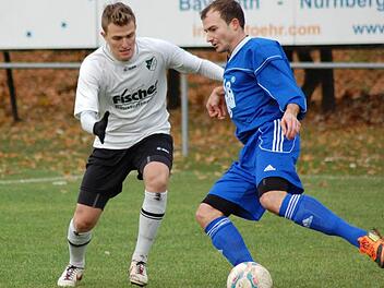Tobias Dalke (links) hat in dieser Szene das Nachsehen. Das gleiche galt  am Ende auch für den  SV Friesen, der  beim FSV Bayreuth verdient mit 2:3 unterlag. Foto:  Dieter Mayer