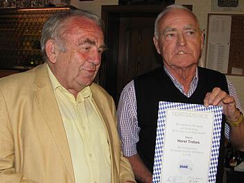 Horst Trebes (rechts) erhielt die Urkunde aus den Händen von Heinz Hausmann.