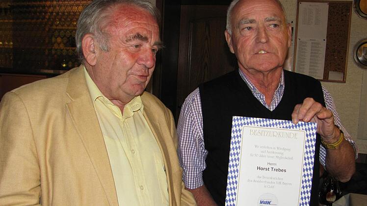 Horst Trebes (rechts) erhielt die Urkunde aus den Händen von Heinz Hausmann.
