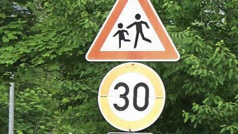 Wird es wohl auch weiterhin geben: Tempo 30-Zonen in den Städten und Gemeinden. Ein generelles Tempolimit für 30 Kilometer pro Stunde wird vom ÖPNV-Ausschuss nicht unterstützt. Foto: Thomas Heuchling