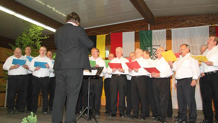 Der Männerchor Berndorf hatte mit Steffen Schwarz zwar den jüngsten Chorleiter, doch das klassischste Repertoire: "Ännchen von Tharau", "Im schönsten Wiesengrunde", Melodien aus Nabucco und der Bajazzo sowie "Nimm die Stunden, wie sie kommen" und das legendäre "Lied der Freundschaft" brachten die Männer sehr sonor zu Gehör.