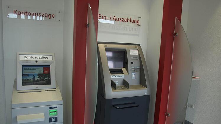 Der Eingangsbereich mit Kontoausdrucker und Geldautomat.
