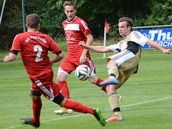 Und rein damit: Nicolas Daum trifft nach zehn Minuten für Zeckern zum 1:0 gegen den SV Poxdorf.Marius Serban-Ludwig (Nr. 2) und Markus Hirth bleibt nur die Zuschauerrolle. Zeckern gewinnt mit 3:2.  Foto: herzopress