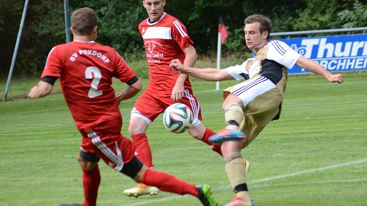 Und rein damit: Nicolas Daum trifft nach zehn Minuten für Zeckern zum 1:0 gegen den SV Poxdorf.Marius Serban-Ludwig (Nr. 2) und Markus Hirth bleibt nur die Zuschauerrolle. Zeckern gewinnt mit 3:2.  Foto: herzopress