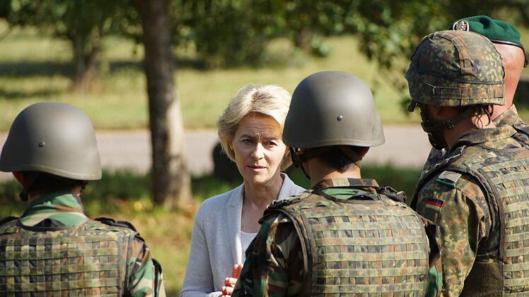 Verteidigungsministerin besucht Peschmerga in Hammelburg