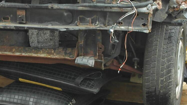 ...und schon hebt das Kissen den Kleinwagen hoch.