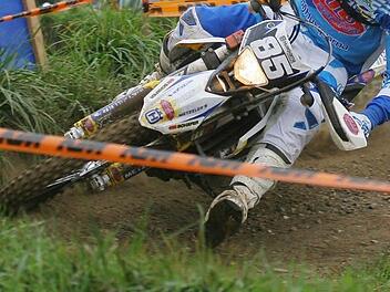 Schieflage: Auf Geschwindigkeit kommt es bei Enduro-Rennen nicht an. Stattdessen gilt es, mit technischen Fähigkeiten das schwierige Gelände möglichst geschickt zu meistern. Foto: Ralf Geßner/rallyefoto.com/Archiv