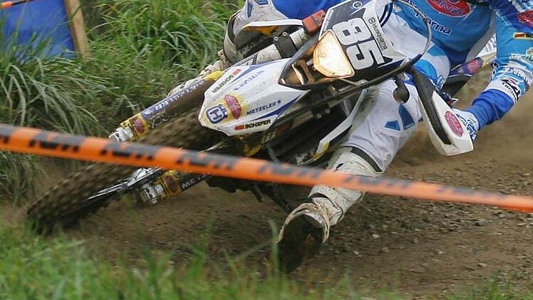 Schieflage: Auf Geschwindigkeit kommt es bei Enduro-Rennen nicht an. Stattdessen gilt es, mit technischen Fähigkeiten das schwierige Gelände möglichst geschickt zu meistern. Foto: Ralf Geßner/rallyefoto.com/Archiv