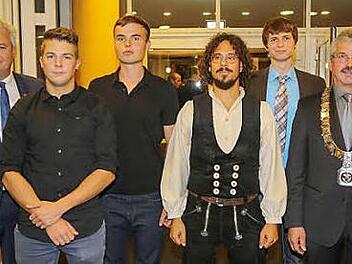 Die Prüfungsbesten, umrahmt von Vizepräsident Matthias Graßmann (links) und Kreishandwerksmeister Manfred Amon (rechts): Yannik Schneider, Philipp Hippacher, Gabriel Tarmassi und Markus Weinkauf Foto: RiegerPress