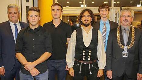 Die Prüfungsbesten, umrahmt von Vizepräsident Matthias Graßmann (links) und Kreishandwerksmeister Manfred Amon (rechts): Yannik Schneider, Philipp Hippacher, Gabriel Tarmassi und Markus Weinkauf Foto: RiegerPress