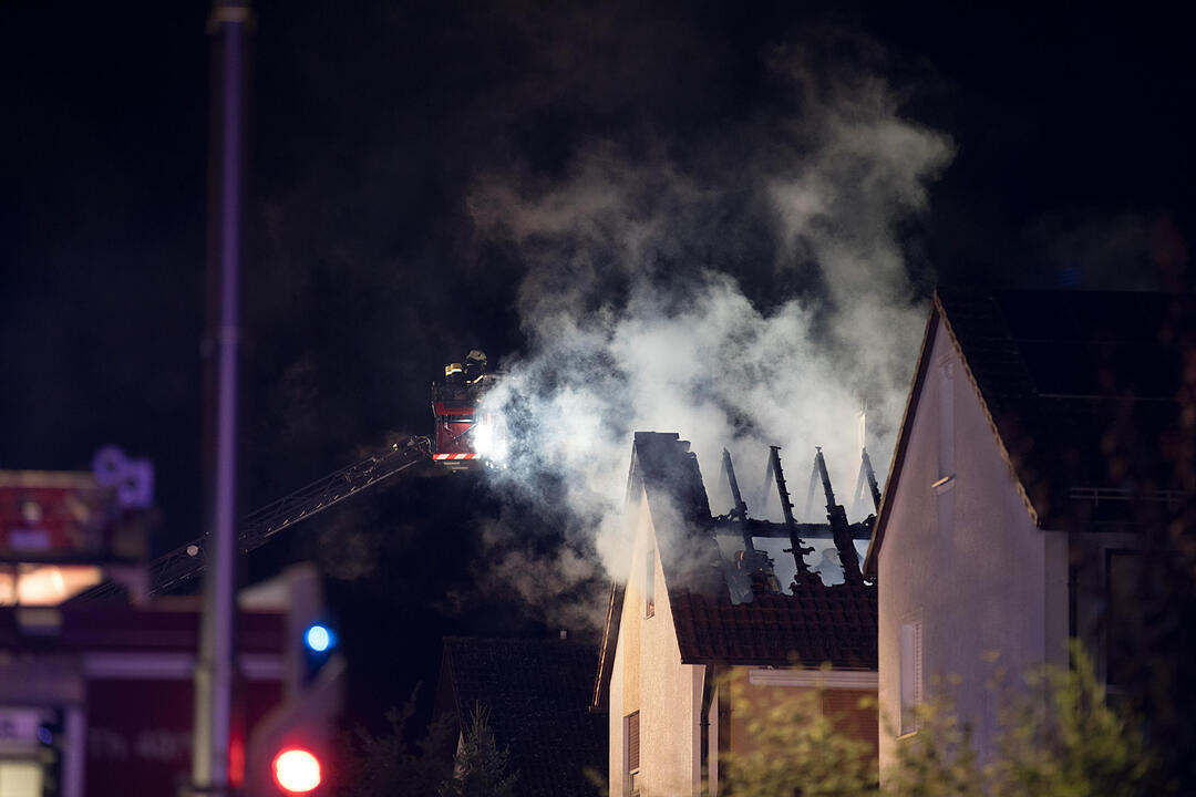 Blitzschlag setzt Dachstuhl in Brand
