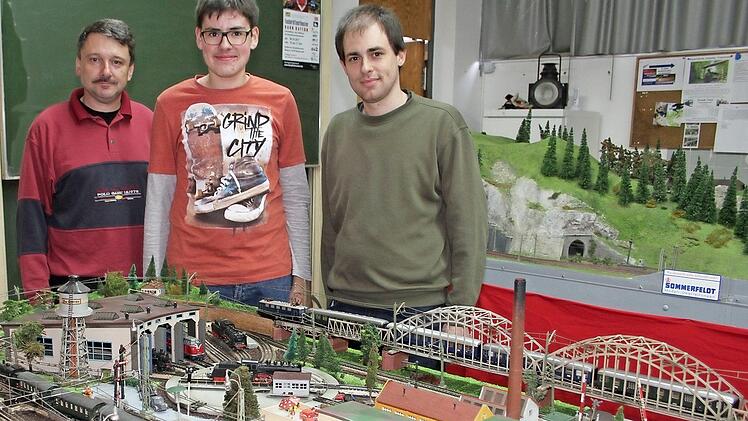 Matthias Sperling, Moritz Mertel und Thomas Kortschack freuen sich schon auf viele Besucher bei den Modellbahn-Fahrtagen.