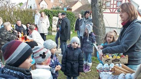 Claudia Schmidthuysen bei der Eierpr&auml;mierung  Fotos: Manfred Welker