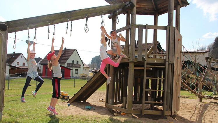 Auch in Zukunft können die Kinder sich an den Ringen und den anderen Geräten des Steinberger Spielplatzes austoben. Foto: Andreas Schmitt