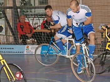 Mit einem guten fünften Tabellenplatz schlossen die Steinwiesener Radballer Sebastian Rehmet (Zweiter von links) und Markus Michel (Zweiter von rechts) die Saison in der 2. Bundesliga ab. Auf unserem Bild starten beide einen Angriff.  Foto: Hans Franz