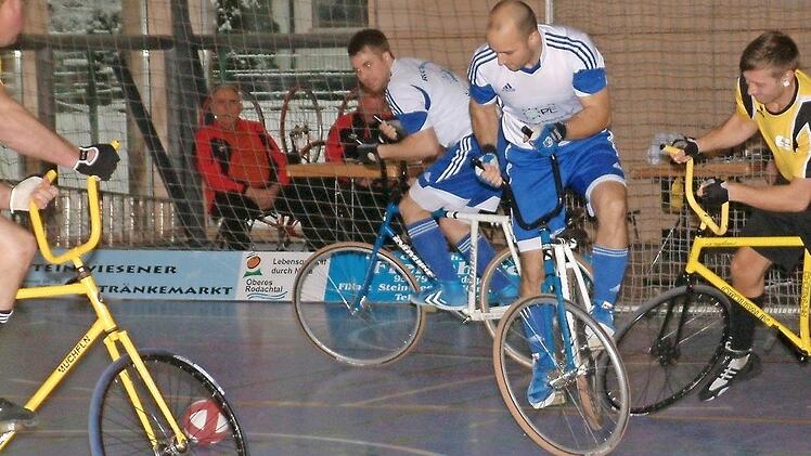 Mit einem guten fünften Tabellenplatz schlossen die Steinwiesener Radballer Sebastian Rehmet (Zweiter von links) und Markus Michel (Zweiter von rechts) die Saison in der 2. Bundesliga ab. Auf unserem Bild starten beide einen Angriff.  Foto: Hans Franz