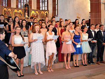 Mit dem Lied "Hallelujah" von Leonard Cohen begrüßte der Chor der Zehntklässler unter Leitung von Lehrer Michael Stark die Angehörigen und Freunde zur Verabschiedung der Realschulabsolventen.Sigismund von Dobschütz